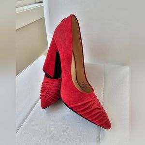 Nine West suede pumps. Christmas outfit. Size 6. New.